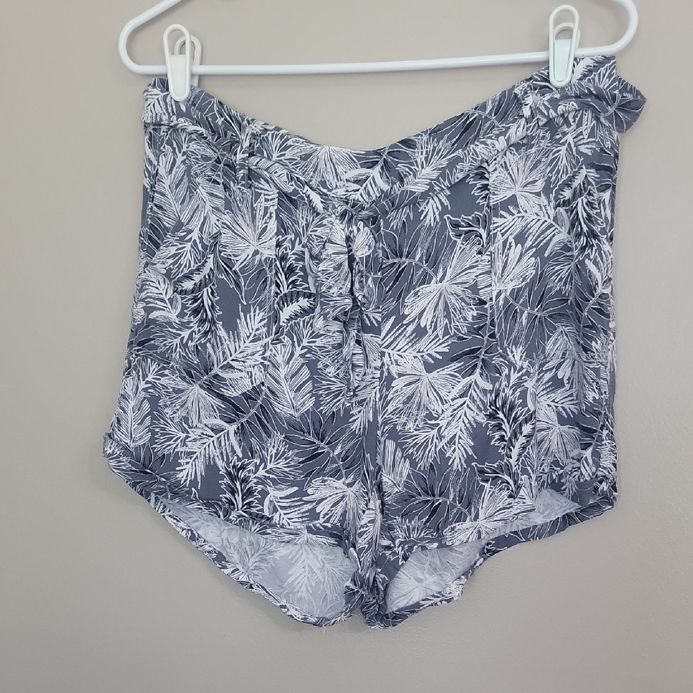 Sound Style Gray White  Leaf Print Shorts Size M